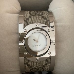 New Gucci Twirl Ladies Bangle Watch with box